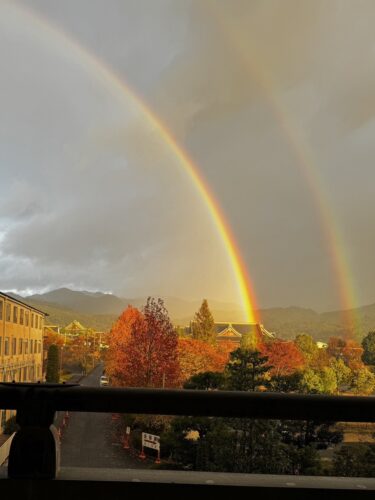 【みんなの掲示板】御本部神殿にかかる虹（憩の家より）